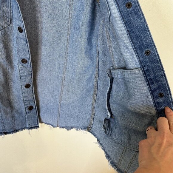GAP Western Denim Shirt Distressed Jean Jacket Pockets Raw Hem Snaps XS - Picture 8 of 14